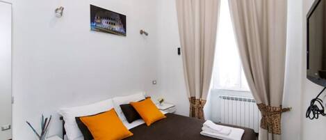 2 bedrooms, in-room safe, desk, iron/ironing board