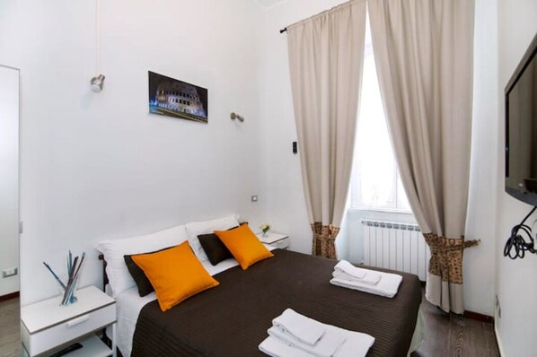 2 bedrooms, in-room safe, desk, iron/ironing board