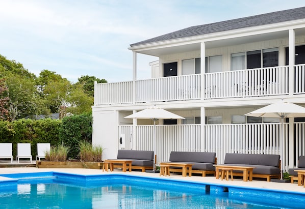 Piscina externa sazonal, funciona das 9h às 21h, guarda-sóis