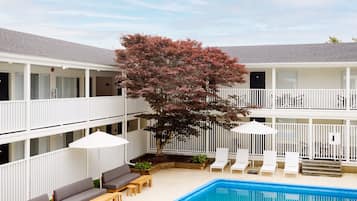 Piscina externa sazonal, funciona das 9h às 21h, guarda-sóis