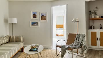 King Suite | Premium bedding, blackout drapes, free WiFi, bed sheets
