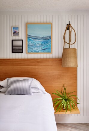 Premium bedding, blackout drapes, free WiFi, bed sheets -  Parker Beach Lodge (South Yarmouth)