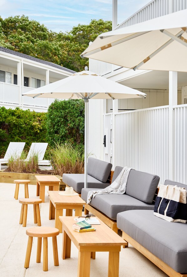 Terrace/patio - Parker Beach Lodge (South Yarmouth)