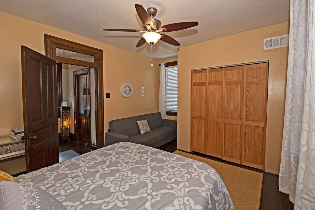 4 bedrooms, desk, iron/ironing board, travel crib