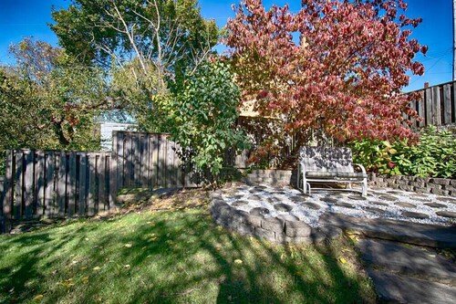 Updated Victorian - Serene Backyard + City Access