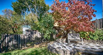 Updated Victorian - Serene Backyard + City Access