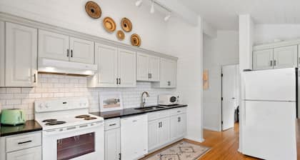 Designer beach cottage & studio with bikes, outdoor shower, deck - walk to beach