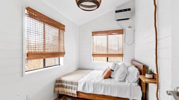 5 bedrooms, WiFi, bed sheets