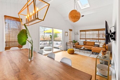 Designer beach cottage & studio with bikes, outdoor shower, deck - walk to beach