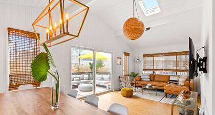 Designer beach cottage & studio with bikes, outdoor shower, deck - walk to beach