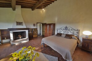 4 soverom, skrivebord, strykejern/-brett og reiseseng for barn