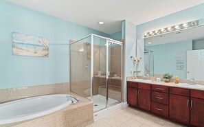 Combined shower/bathtub, hair dryer, towels