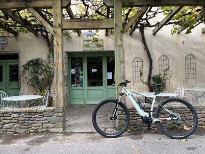 Country House with heated pool and valley views