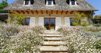 Country House with heated pool and valley views