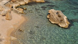 Una costa rocosa con aguas cristalinas.
