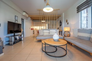 Smart TV, chimenea y oficina