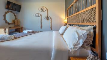 2 makuuhuonetta, tallelokero huoneessa, työpöytä, silitysrauta/-lauta