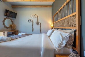 2 dormitorios, caja fuerte, escritorio y tabla de planchar con plancha