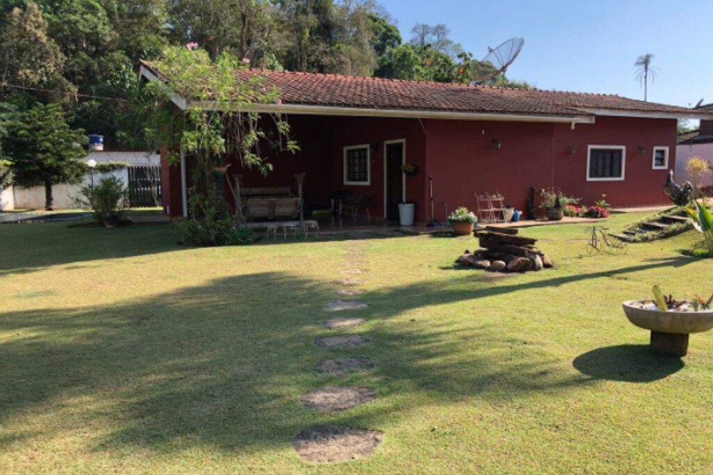 Beautiful family home in Atibaia with children's trampoline pyra internet 300mb