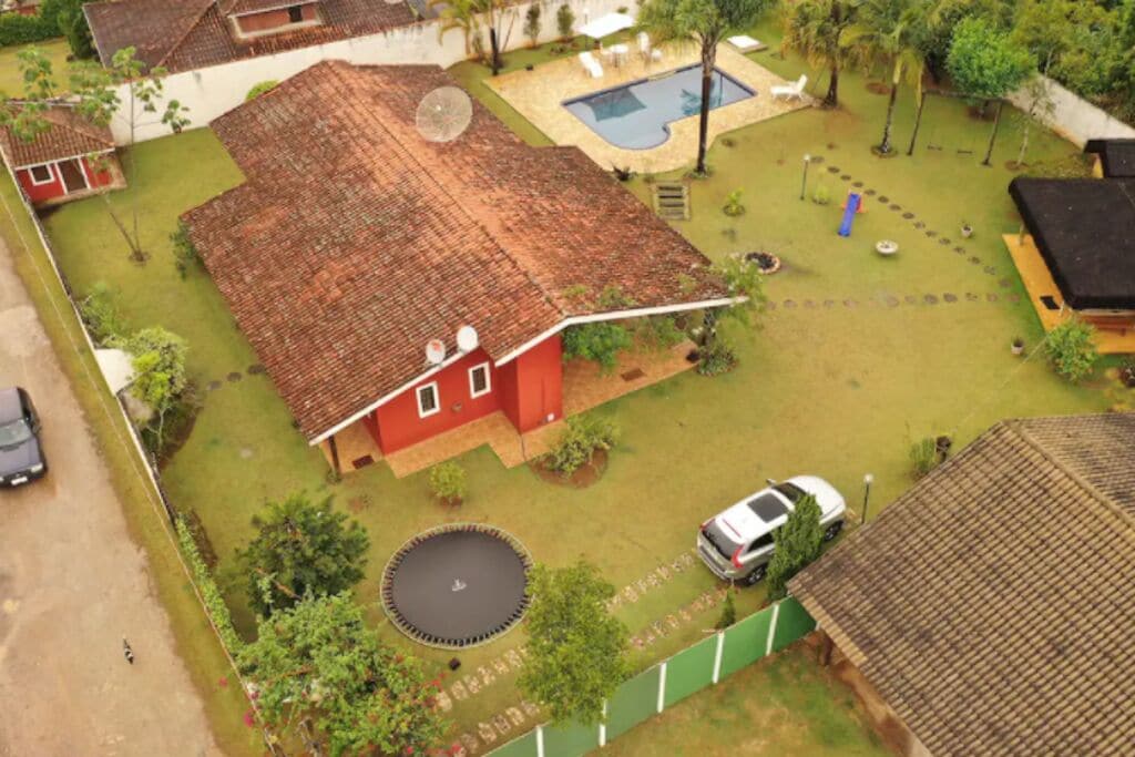 Beautiful family home in Atibaia with children's trampoline pyra internet 300mb