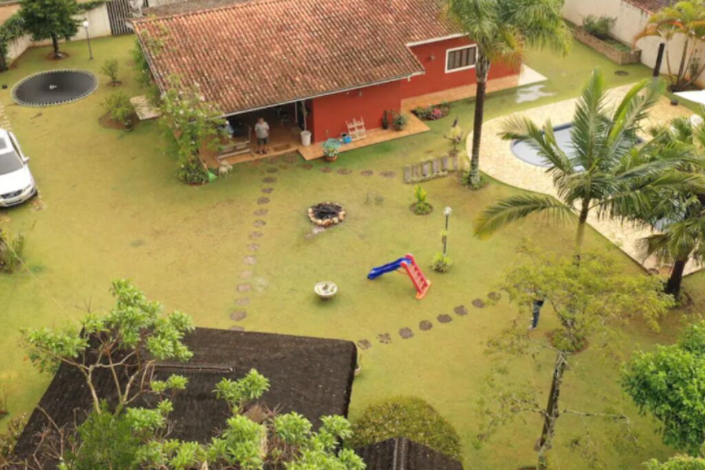 Beautiful family home in Atibaia with children's trampoline pyra internet 300mb