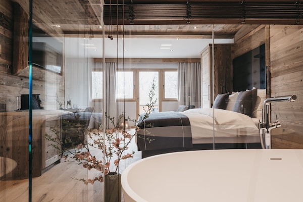 Grand Deluxe Room | Free WiFi, bed sheets