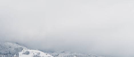 Eine verschneite Landschaft mit verstreuten Gebäuden.