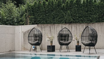 Inomhuspool och en säsongsöppen utomhuspool