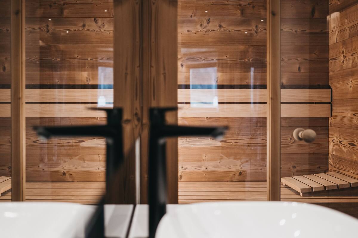 Een sauna met houten wanden en banken.
