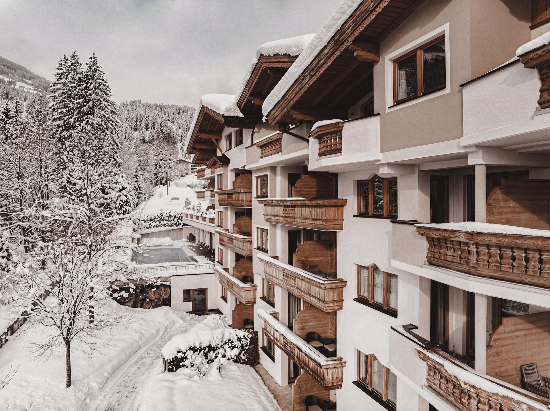 室內游泳池和室外游泳池，開放時間為 06:00 至 20:00，提供日光浴躺椅