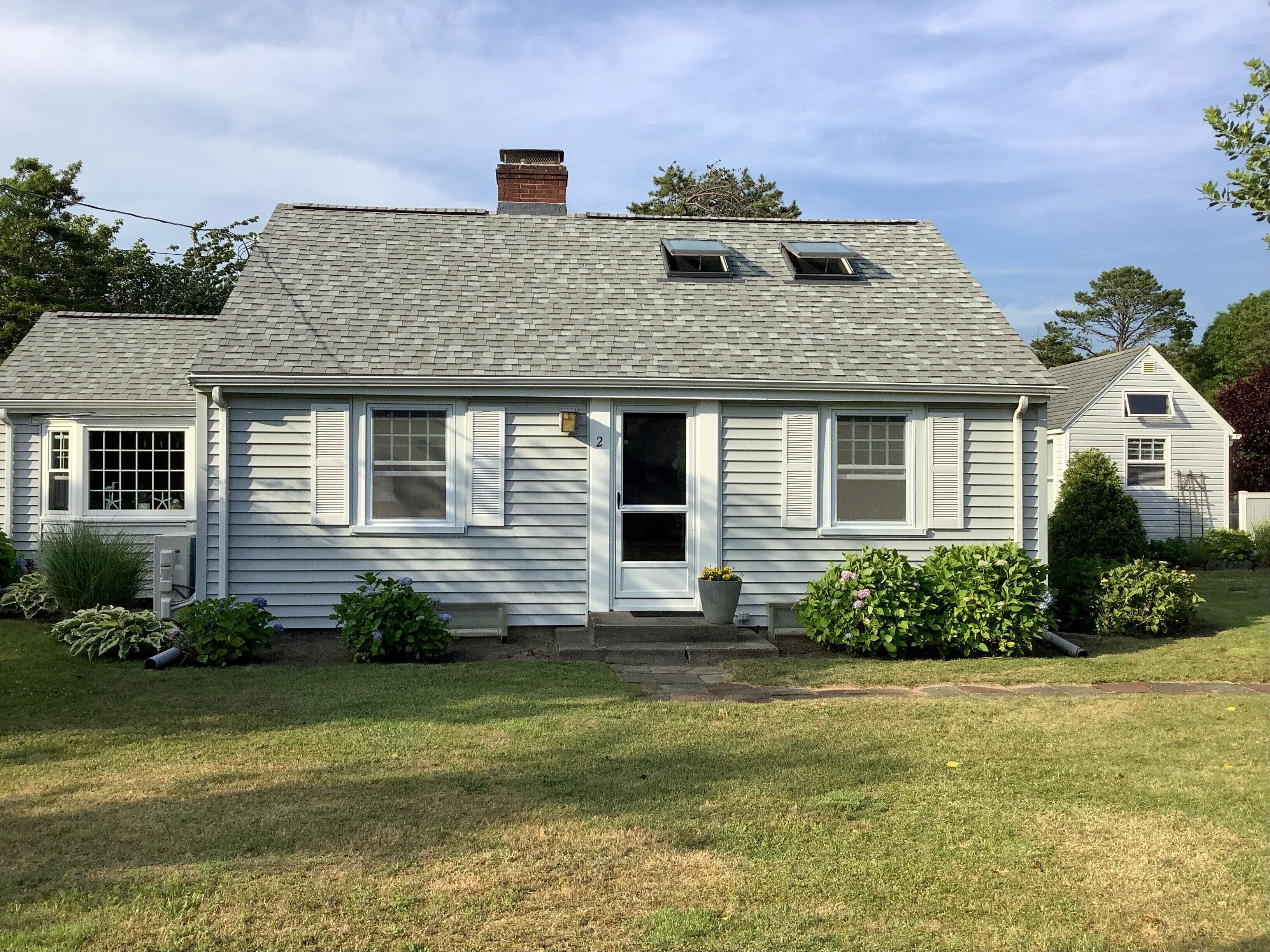 Two bedroom sleeping 4 walk to the beach!