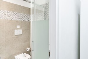 Dusche, Haartrockner, Bidet, Handtücher
