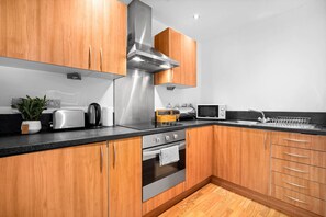 Køleskab, mikrobølgeovn, ovn, kogeplade