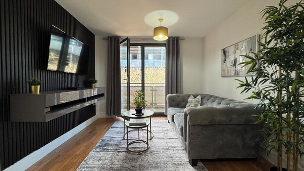 Living area - Arcadian Apartment - Secure Parking - Balcony (West Midlands)