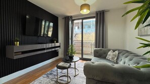 Living area - Arcadian Apartment - Secure Parking - Balcony (West Midlands)
