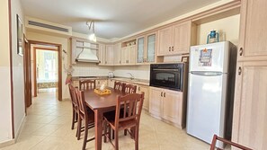 Wasserkocher mit Kaffee-/Teezubehör, Kühlschrank, Mikrowelle, Ofen