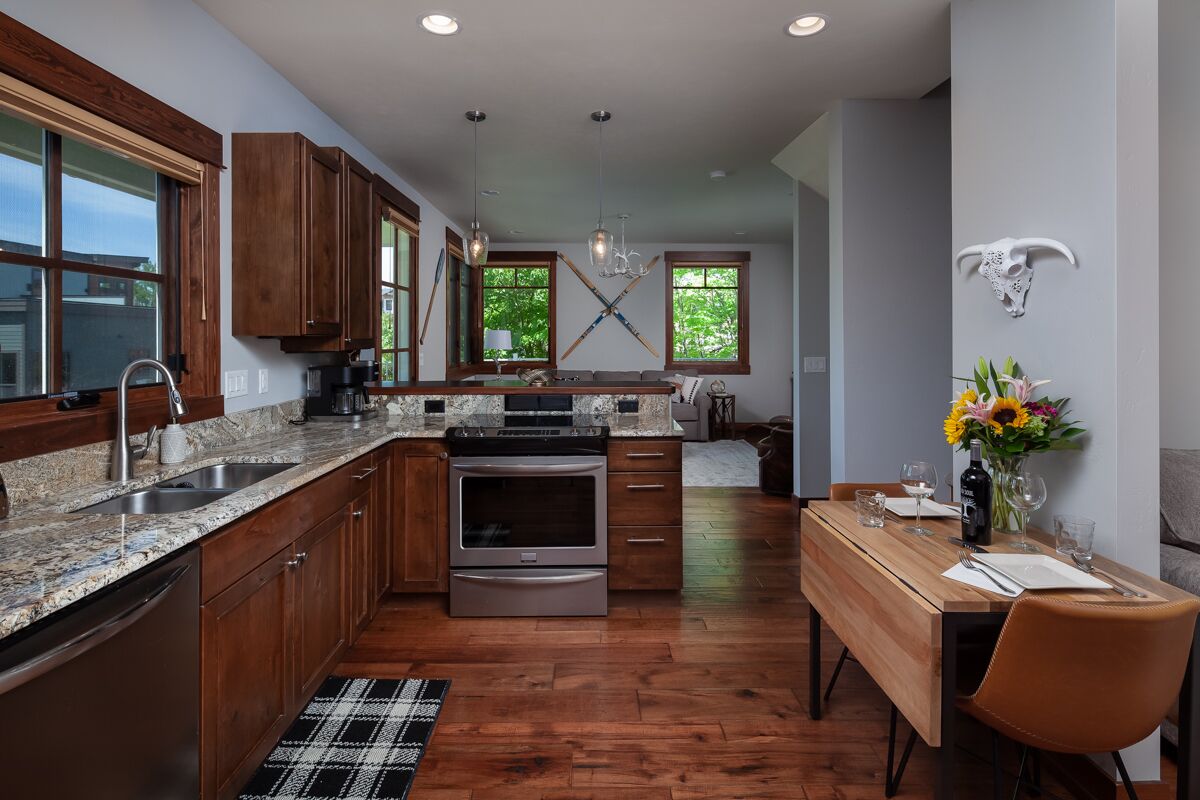 Whitefish Wanderlust! Pristine 3 bed downtown!