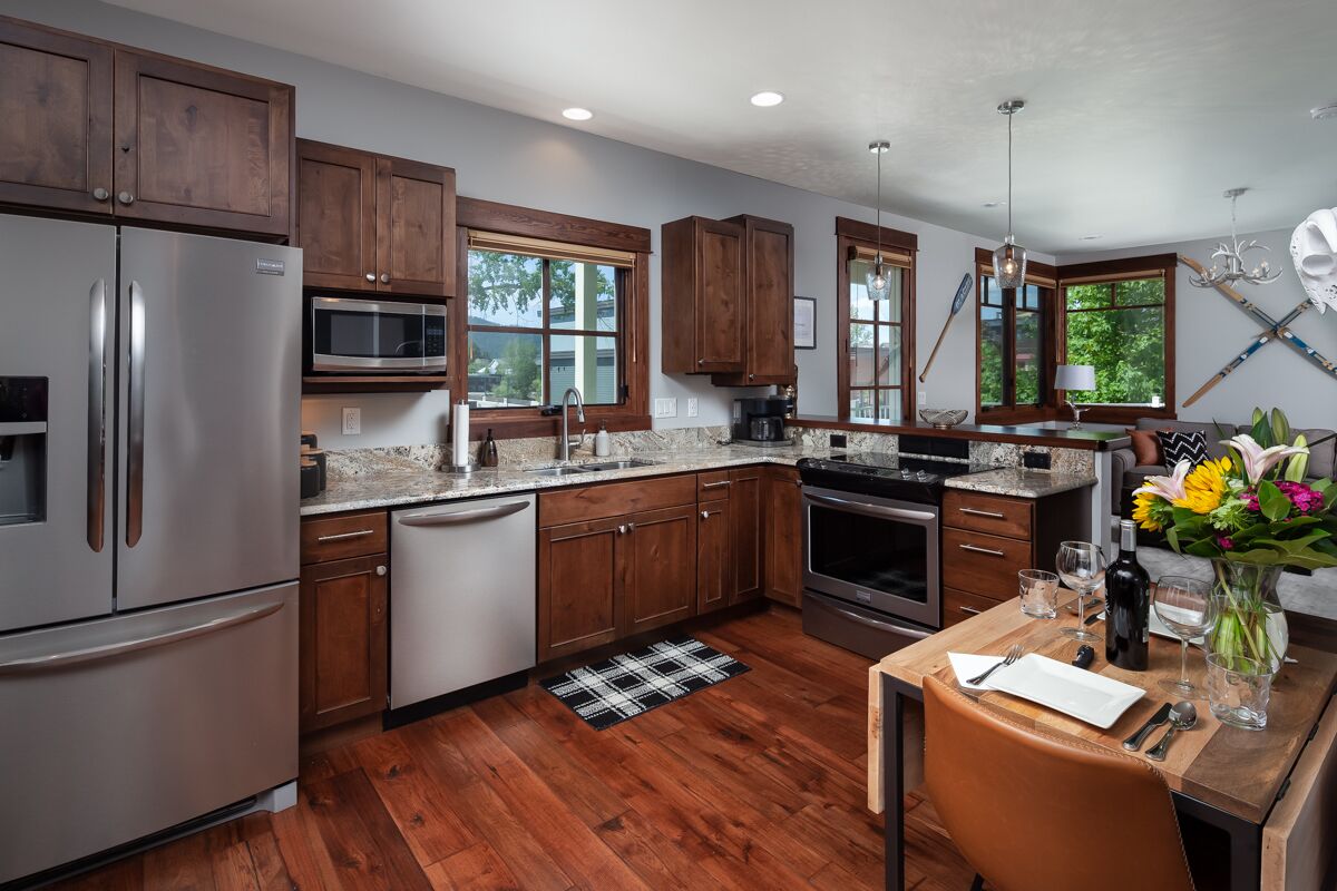 Whitefish Wanderlust! Pristine 3 bed downtown!