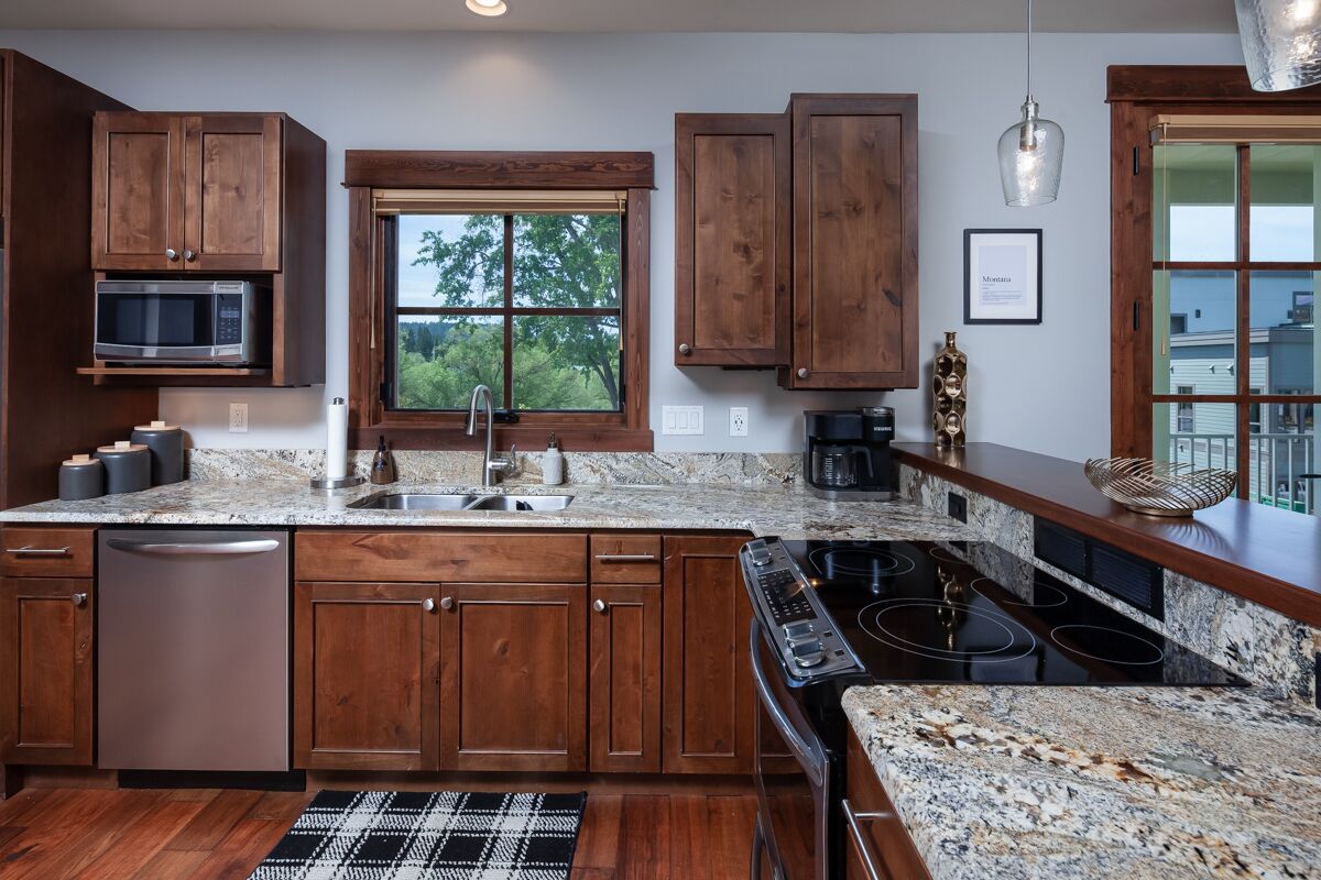 Whitefish Wanderlust! Pristine 3 bed downtown!