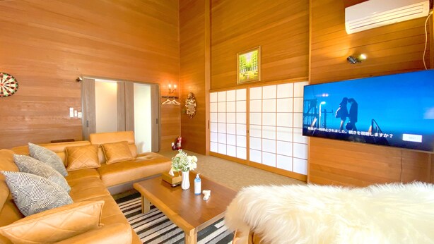 Una sala de estar acogedora con un sofá, una mesa de centro y un televisor.