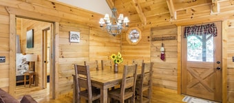 Poppy's Great Escape, Log Cabin-HotTub/Gated/4 Bed/4 Bath/Dog Friendly/!
