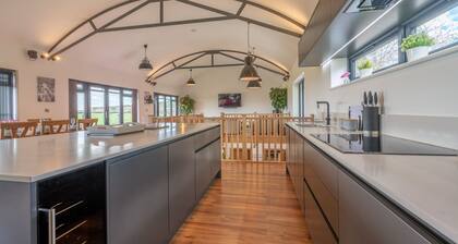 Lower Lodge Barn - sleeps 8 guests in 4 bedrooms