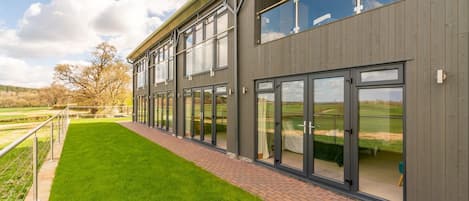 المنطقة المحيطة بالمنشأة