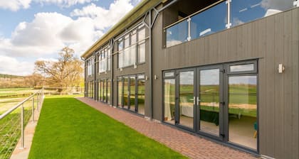 Lower Lodge Barn - sleeps 8 guests in 4 bedrooms