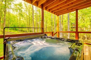 Outdoor spa tub - Luxury, Cozy & Fun ★ Pool, Hot Tub, Theater, Games (Sevierville)