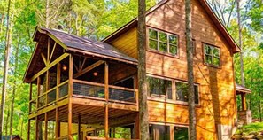 Exterior - Luxury, Cozy & Fun ★ Pool, Hot Tub, Theater, Games (Sevierville)