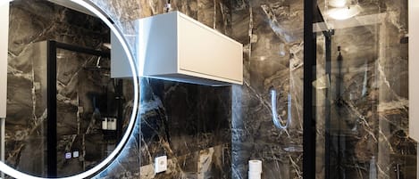 Comfort Apartment | Bathroom | Shower, rainfall showerhead, hair dryer, towels