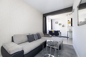 Apartemen Comfort | Area keluarga | Televisi LCD 50-cm dengan saluran TV kabel dan TV