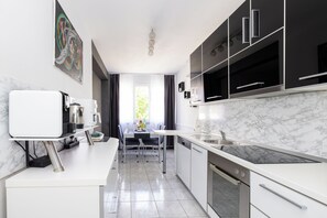 Apartemen Comfort | Dapur pribadi | Lemari es, microwave, oven, dan kompor