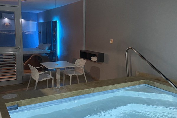 Indoor spa tub